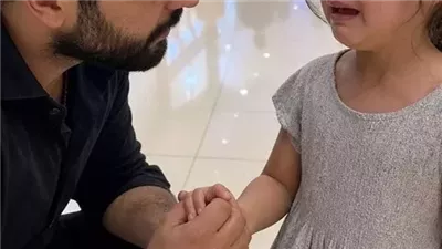 شاف طفله لوحدها في المول