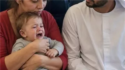 طفل بكى طوال الرحلة وأزعج الركاب… لكن ما فعله الشيخ الخليجي معه أبكى الطائرة كلها 