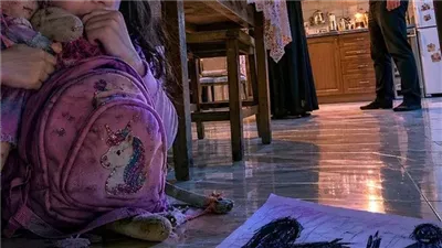 بدأت ابنتي تطلب مني الإذن لتنام تحت طاولة المطبخ