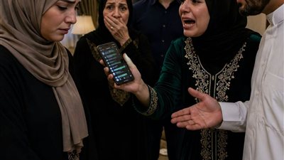 اختي الصغيرة تسخر مني