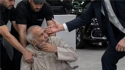 دخل رجل عجوز معرض سيارات في دبي