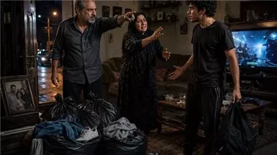 رميتُ ملابس ابني خارج البيت بعد أن أهان أمه... ثم اكتشفت سرًا جعل زوجتي تنهار بالبكاء!