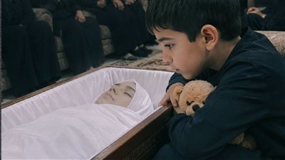 لم يغادر ابن أختي ذي الأعوام الثمانية جوار والدته طوال مجلس العزاء