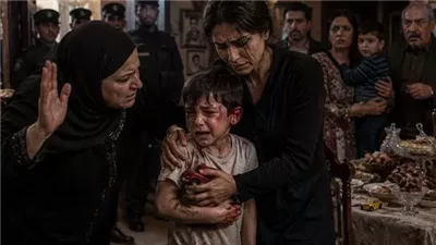 صفعت أمي ابني أمام الجميع... لكنهم صُدموا عندما اكتشفوا لمن يعود هذا البيت!