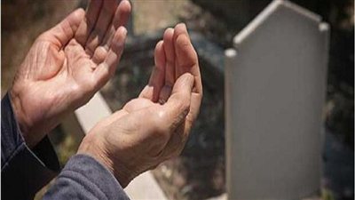 دفنتُ أمي بيدي... وبعد أربعين يومًا وصلني منها تحويل بنكي ورسالة: لا تثق بأختك