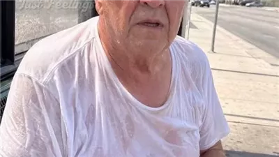 ساعدت رجل كبير