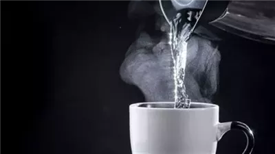 فتاة تشرب ماء ساخن على الريق لـ7 أيام ما حدث لجسمها أدهش الأطباء!!