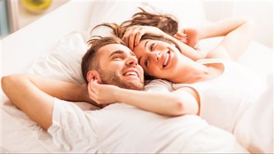 4 علامات تظهر على المرأة التي تحب الجلوس معك.. اخطرها رقم 3