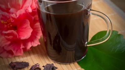 10 فوائد صحية وتجميلية مذهلة لمشروب الكركديه