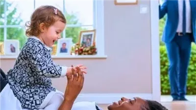 حين أعادت الخادمة ضحكة الطفلة… ورمّمت قلب الأب المكسور