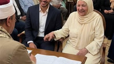 تزوج شاب من امرأة عجوز