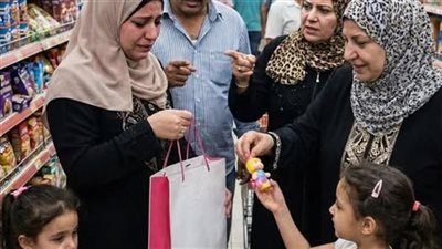 وأحنا فـي السوبـر ماركـت ، أشتريـت لعبـة صغيـرة
