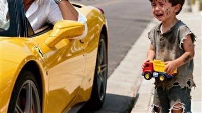 توقّف عند إشارة مرور… فغيّر حياة أمّ وطفلٍ وأنقذ نفسه