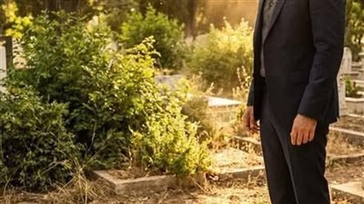 زار قبر زوجته المليونير كعادته… لكن الطفل الذي وجده هناك غيّر حياته إلى الأبد