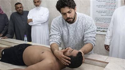 وأنا بغسّل المېت… رقبته كشفت سرًّا ما اتقالش في حياته