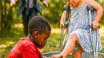 قال الطفل أغسل قدميها… وتمشي فضحك الغني… ثم تجمّد!