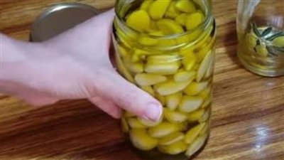 رجل الـ 115 عاماً يكشف السر.. ملعقة من هذا الزيت المر مع ثوم مشوي قبل النوم تُعيد شبابك وتجعلك بقوة 100 حصان !!