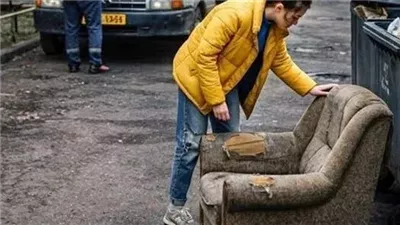 خرجت امرأة في المساء لتلقي القمـامة، فوجدت أريكة